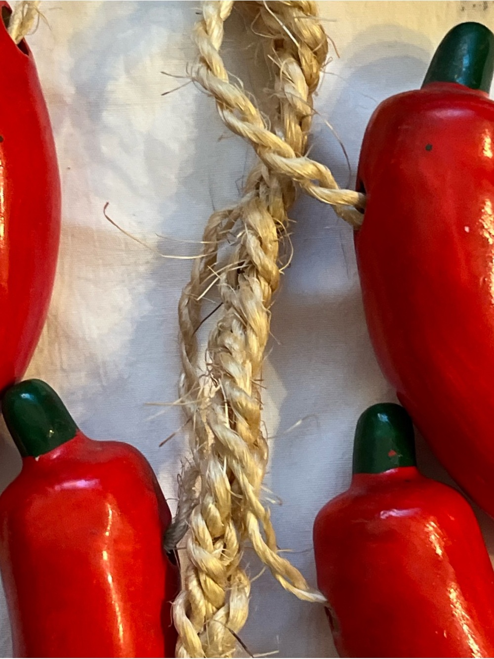 Vintage Ceramic Red Chili Peppers Jalapeños 10 Peppers ~5" Long Jute Rope 17" - Picture 6 of 6